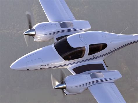 El DA-42 será el nuevo entrenador de carga de La AMB - Aeronaves de Combate