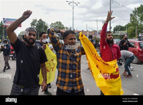 Kashmiri Shia Trauernden Halten Flagge Wie Sie Religiöse Slogans