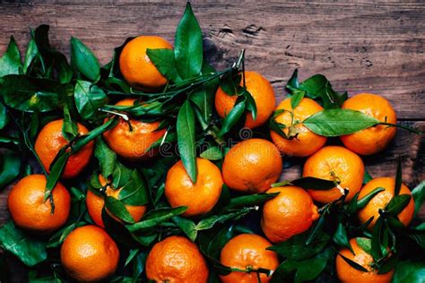 Mandarinas Con Las Hojas En Fondo De Madera Mandarina De Los Mandarines