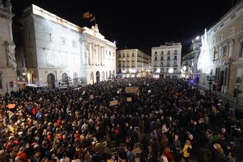 VÍDEO Centenares de personas se manifiestan en Barcelona contra el