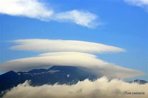 Affascinanti Nubi Lenticolari Coprono La Cima Dell Etna Si Tratta Del