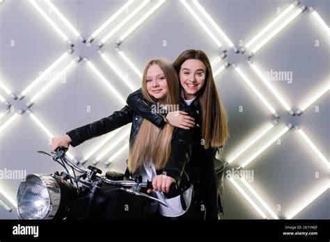 Belle fille blonde sur une moto Banque de photographies et dimages à haute résolution Alamy