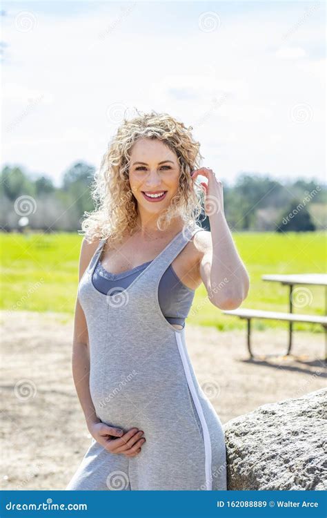 Schwangere Blonde Modell In Einem Park Vor Ort Stockbild Bild Von Erwartung Hospitalisierung