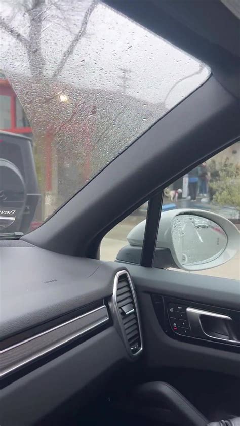 People lining up outside First Republic Bank in - One News Page VIDEO