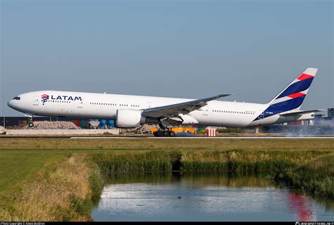 PT MUI LATAM Airlines Brasil Boeing 777 32WER Photo By Alexis Boidron