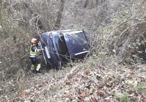 Hombre De A Os Resulta Herido Al Caer Con Su Veh Culo Por Un