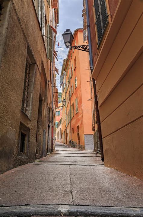 Casas Antiguas En Una Calle Torcida En El Casco Antiguo De Vieille