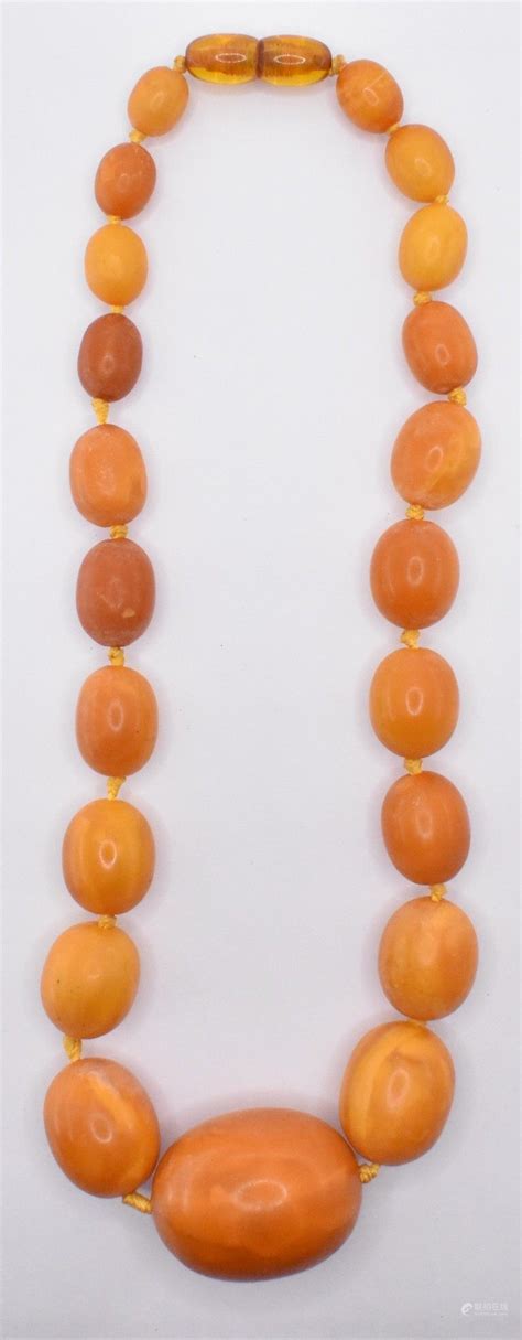 51BidLive 20TH CENTURY BUTTERSCOTCH AMBER BEADED NECKLACE