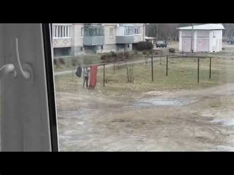 Шок!Как выбивают ковры в России. - YouTube