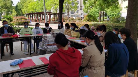 书香浓浓润初心——当“主题党日”遇上“世界读书日”联合支部主题党日活动 图书馆