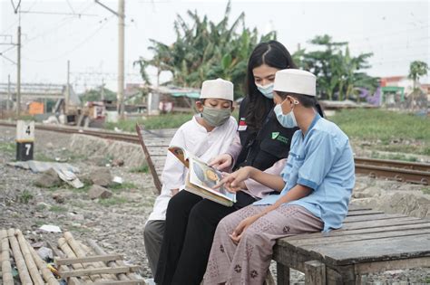 Eriska Rein Berbagi Keceriaan Bersama Anak Anak Yatim Dhuafa Tanjung