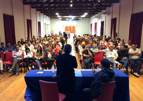 Una Multitud Concurrió Al Centro De Convenciones Para La Presentación