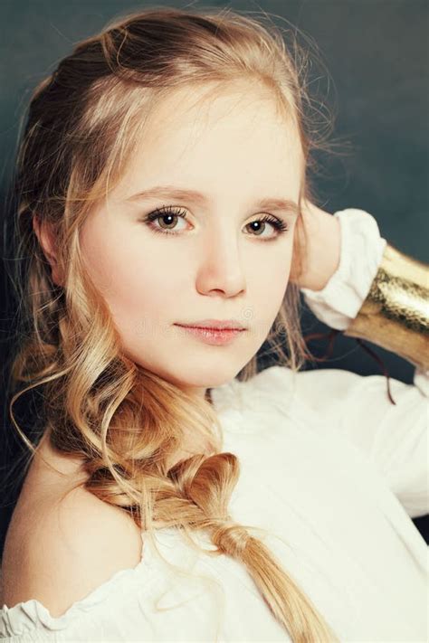 Jeune Fille Blonde Avec Le Coeur Rouge De Ballons Sur Le Fond Rouge Image Stock Image Du Beau