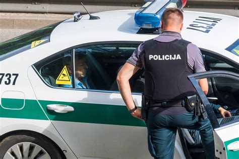 Šalies Keliuose Sulaikyta 13 Neblaivių Vairuotojų Dviejų Automobilių