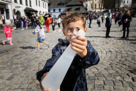 Widowiskowy śmigus dyngus na rynku w Kazimierzu Dolnym Strażacy