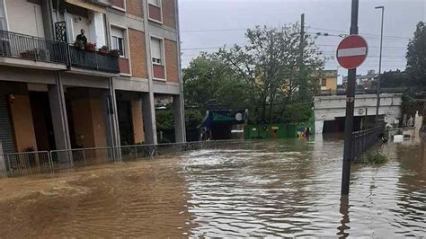 Il Maltempo Arriva Nelle Marche Pesaro Sott Acqua Le Immagini Meteo It