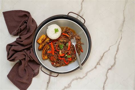 Comida Latinoamericana Ropa Vieja Con Pl Tanos Fritos Y Arroz Carne