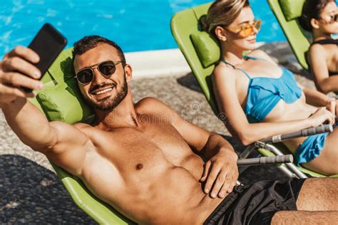 Homme Prenant Le Selfie Avec Des Filles Prenant Un Bain De Soleil Sur