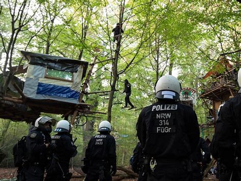 Polizei setzte Räumung im Hambacher Forst fort SN at