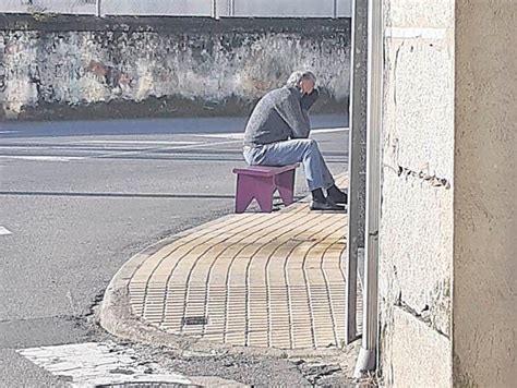 Un Banco Abandonado A Su Suerte