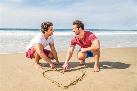 Casal Gay Na Praia Stock Photo Oneinchpunch 98440574