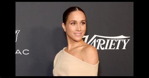 Meghan Markle Surpreende Ao Surgir Em Evento Vestido Nude Ombro De Fora De 6 800 Reais Sem A