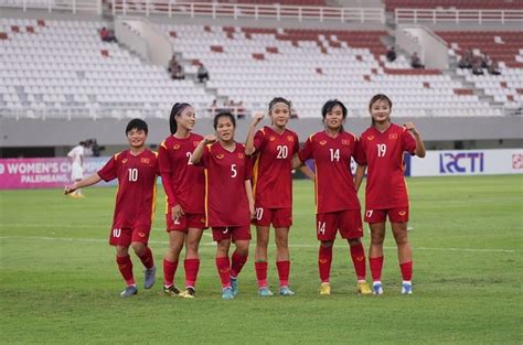 Hot girl ghi bàn trong hiệp phụ U nữ Việt Nam giành vé vào chung kết Đông Nam Á