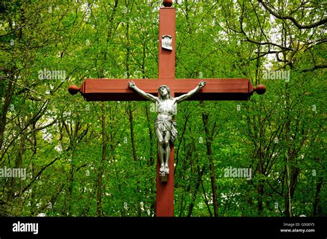 Un Metal Plateado Estatua De Jesucristo Crucificado En Una Cruz De