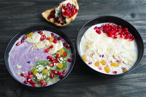 El Smoothie Delicioso Del Yogur Rueda Con Los Rellenos Sanos