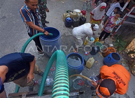 Bantuan Air Bersih Untuk Warga Terdampak Kekeringan Antara Foto