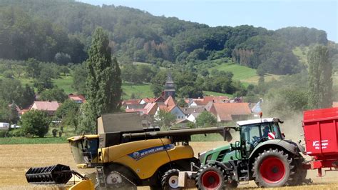 M Hdrescher Im Werra Mei Ner Kreis Stehen In Startl Chern