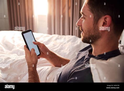 Homme assis dans son lit Banque de photographies et dimages à haute