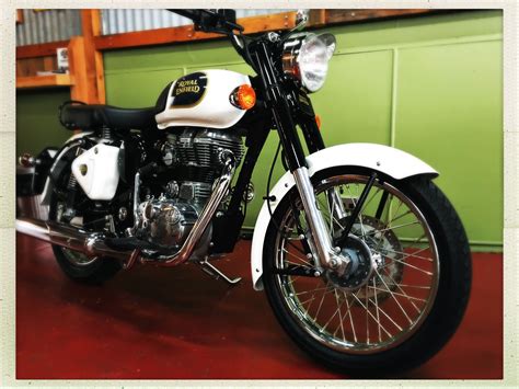 Royal Enfield Classic 350 In Ash White Retro Style Classic 350 Classic 350 Royal Enfield