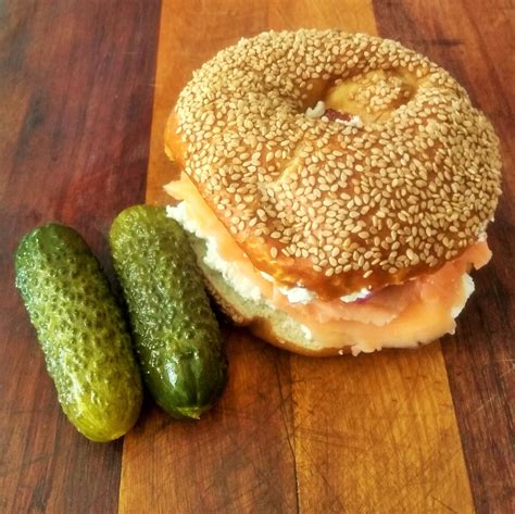 Bagel Lox Schmear o clássico sanduíche de salmão defumado e cream