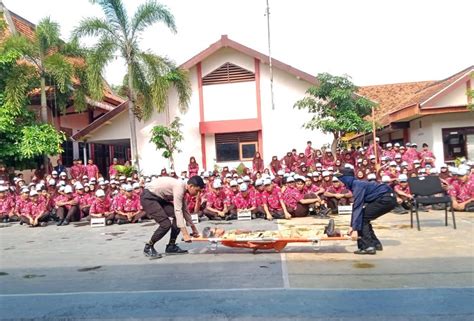 Gelar Upacara Dan Pentas Seni Cara Sman 1 Pamekasan Rayakan Hari Guru