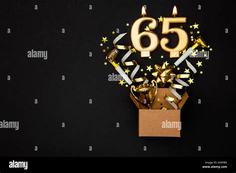 Nummer 65 gold Feier Kerze und Geschenkbox Hintergrund Stockfotografie ...