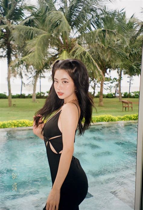 Đường cong bỏng rẫy của hot girl Thanh Hóa có triệu fan Người đẹp