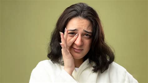 Troubled With Sore Eyes? Learn Its Symptoms And Remedies To Treat It ...