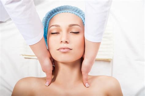 Premium Photo Attractive Blonde Getting Relaxing Massage Of A Head