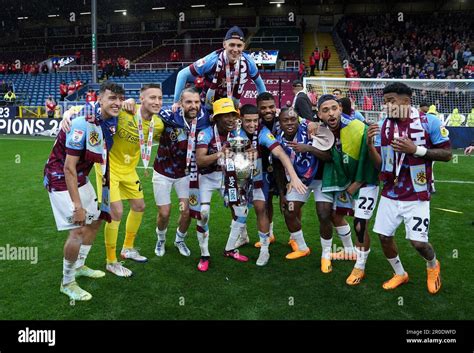 Los Jugadores De Burnley Celebran Con El Trofeo Sky Bet Championship