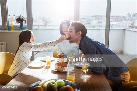 Tochter Füttern Ihrem Vater Beim Frühstück Stock Foto Getty Images