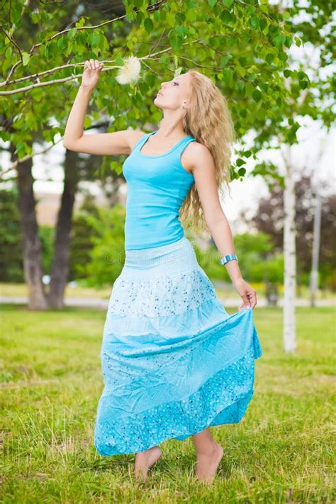 Fille Aux Pieds Nus Blonde Photo Stock Image Du Blonde 36938722