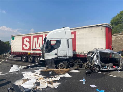 Incidente In Tangenziale Al Sito Scontro Auto Tir Gravi Madre E