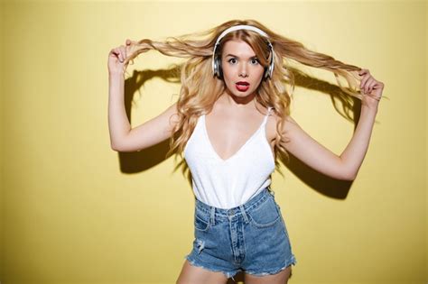 Portrait D une Belle Femme Blonde Sexy En Vêtements D été Photo Gratuite