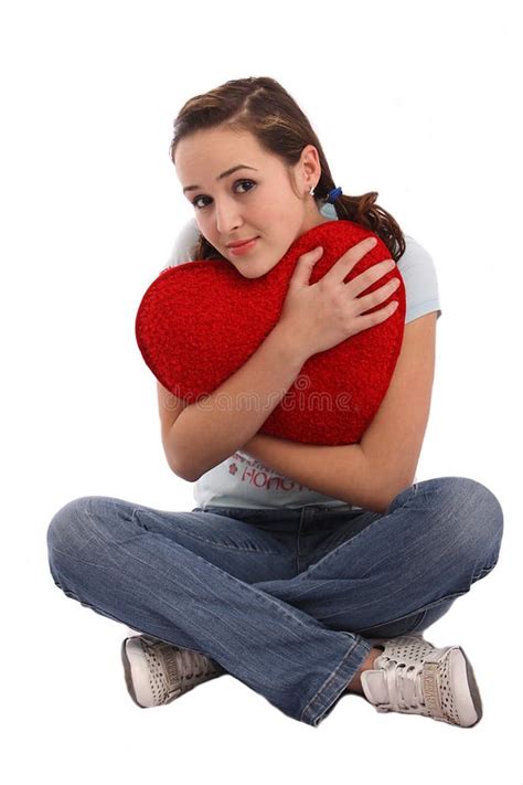 Retrato De Una Muchacha Que Abraza Un Coraz N Rojo Grande De La Felpa