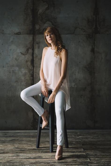 Sch Ne Junge D Nne Blonde Frau Mit Dem Gelockten Haar In Der Wei En Hosen Eine Bluse Und Schuhe