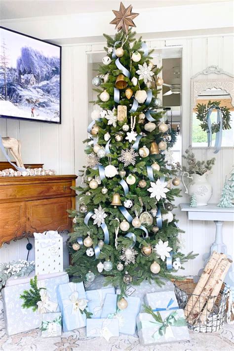 37 Farmhouse Christmas Tree Ideas That'll Put You In The Spirit