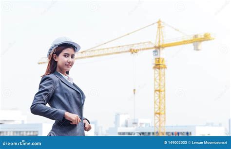 O Retrato Da Mulher Nova Bonita Do Coordenador Veste Um Capacete De