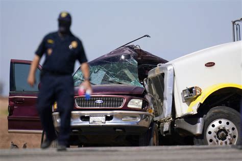 Police 13 Killed When Big Rig Hits Suv Carrying 25 People In Southern