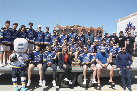 Hockey fans celebrate Collingwood Blues with parade - Collingwood News